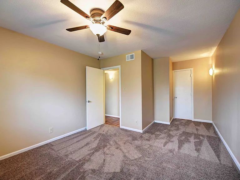 Highlands 2 bedroom apartment walking distance to Bardstown Road. — Photo 6
