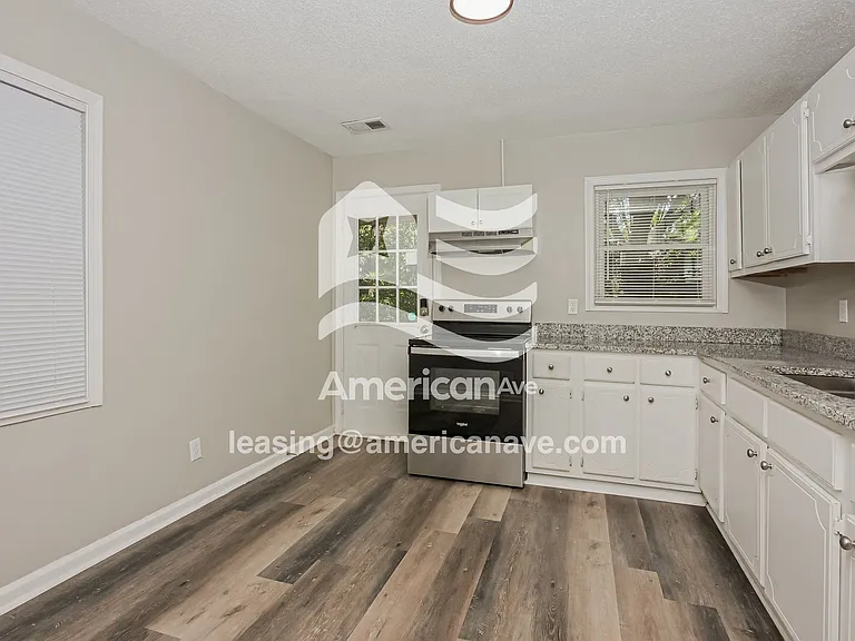 1237584_004_kitchen_4.jpg