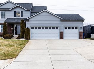 4675 Pebble Ct, White Lake, MI 48383