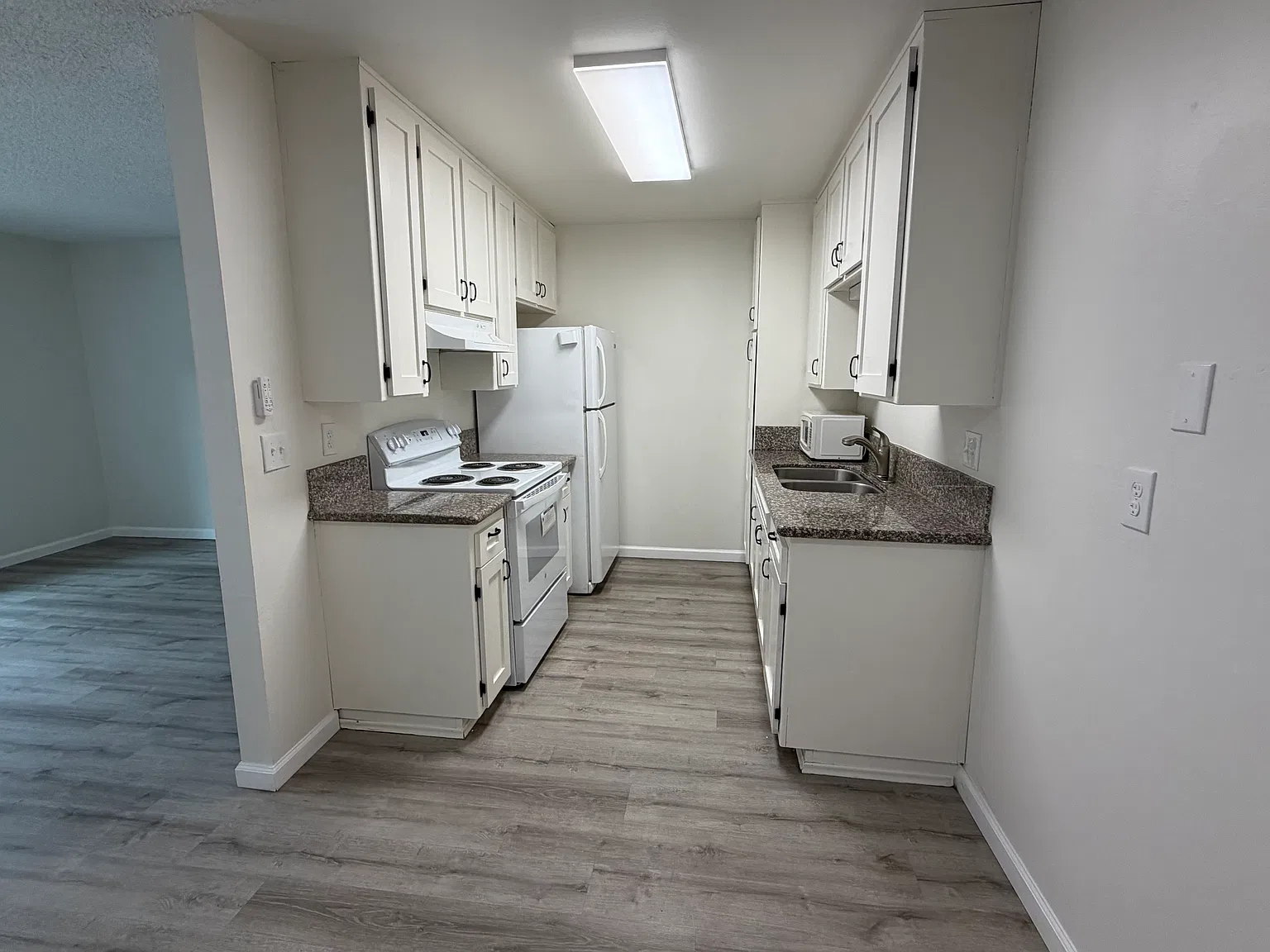 1 bed, 650 sqft, $2,100 — Photo 3