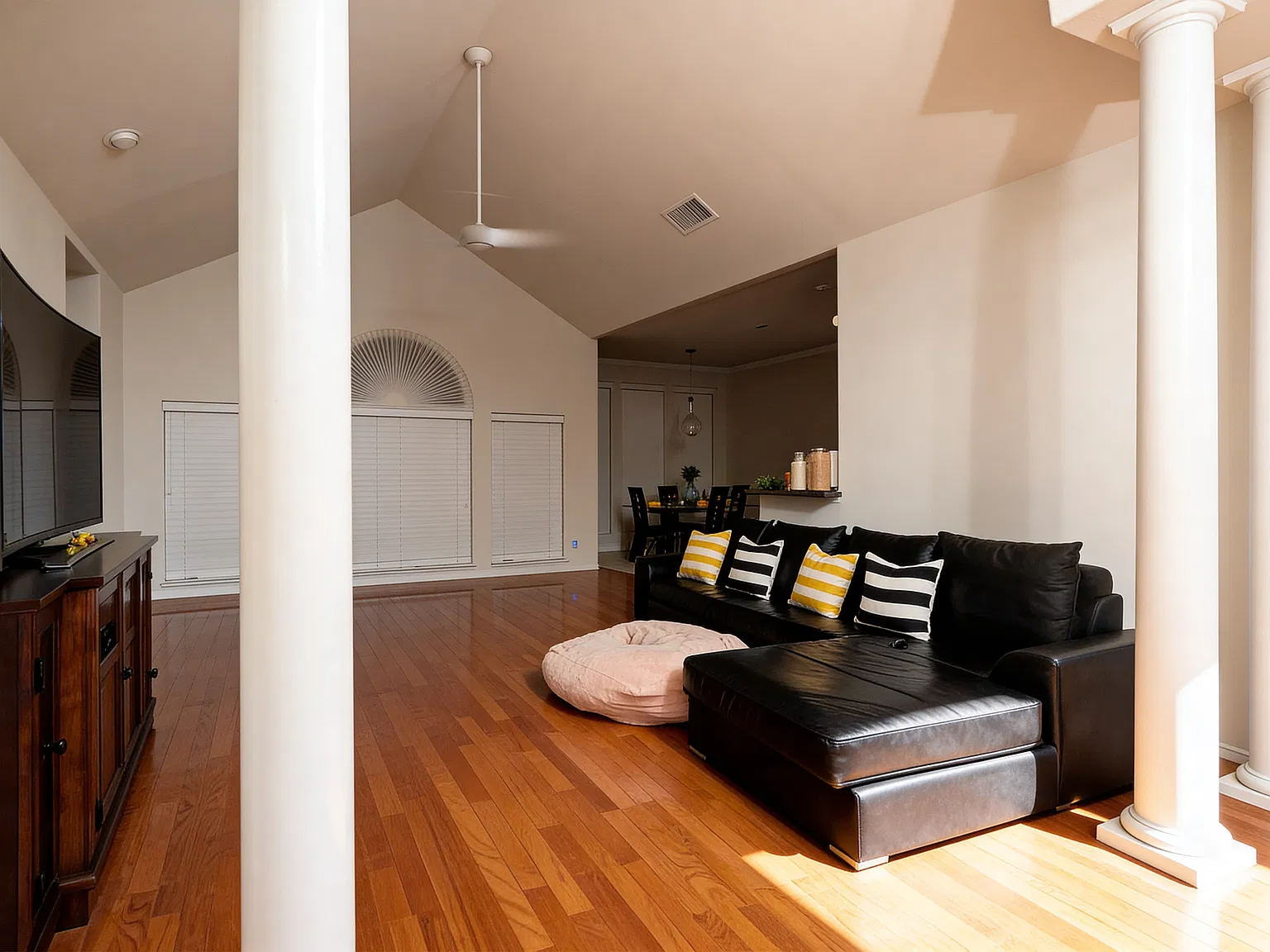 3 bed, 2223 sqft, $1,050 — Photo 2