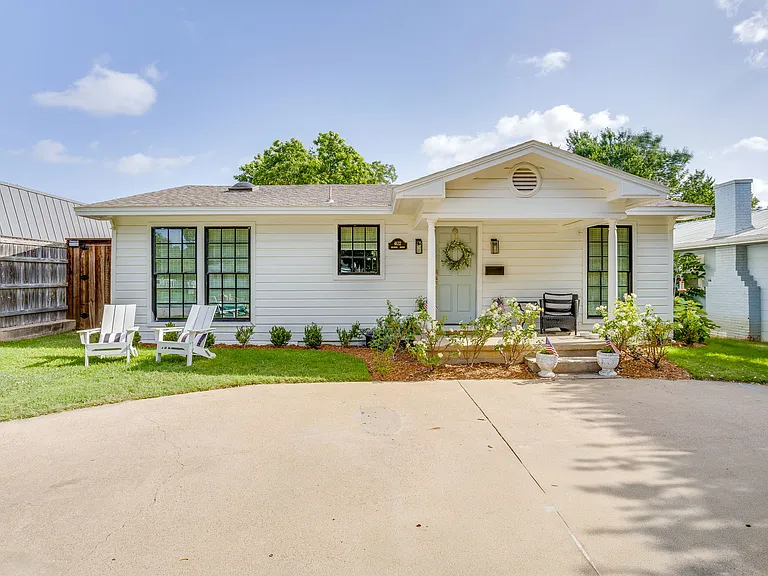 4632 Pershing Ave — Photo 1