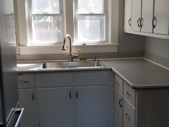 3rd image of 126 Seymour St #126