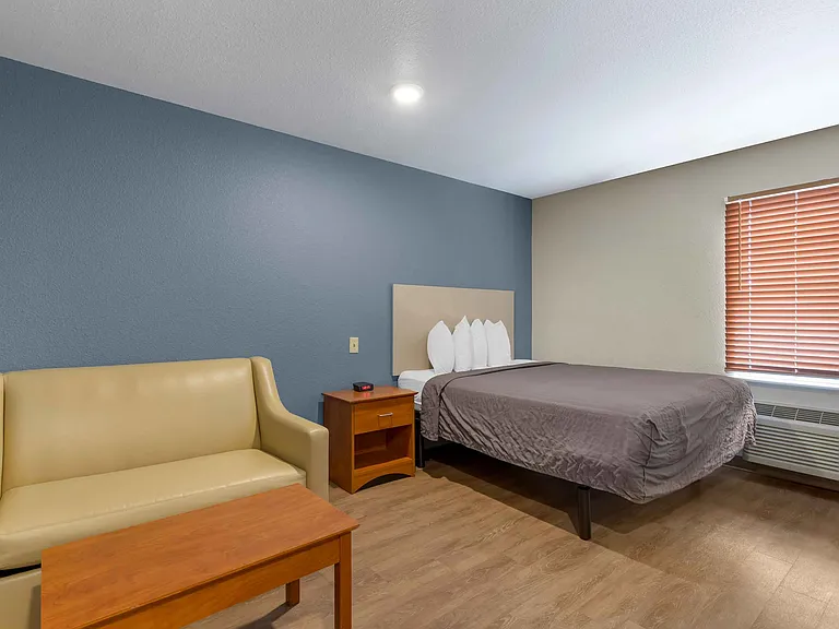 Deluxe Studio - 1 Queen Bed