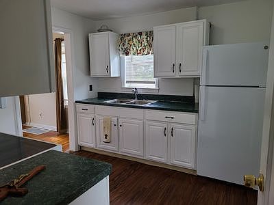 3rd image of 1162 Roslyn Ave