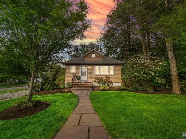 31 Maple St, Closter, NJ 07624