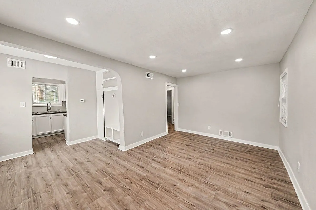 2 bed, 1.0 bath, 864 sqft, $1,300 — Photo 2