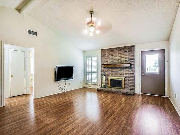 2nd image of 2325 Jamaica Pl