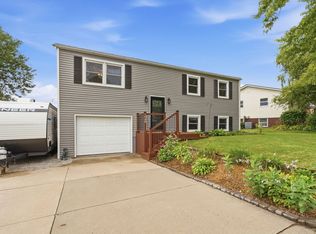 1428 Glenwood Dr, Leclaire, IA 52753