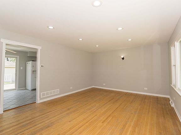 3rd image of 685 Catalpa Ln