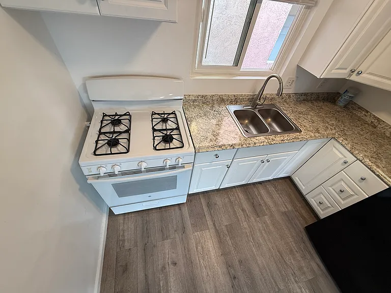 728 E Walnut St #7 — Photo 8