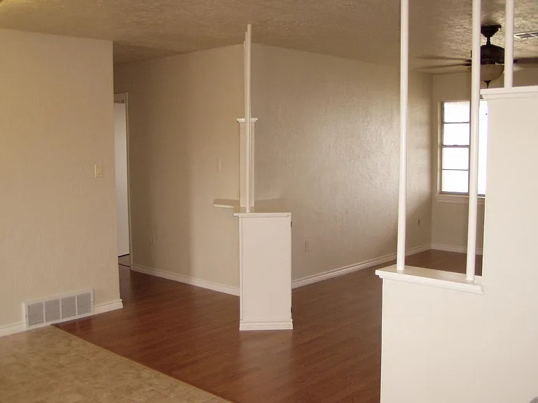 555 SW Belmont Ave — Photo 4