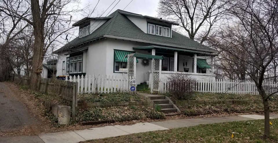 1st image of 835 Fairview Ave NE
