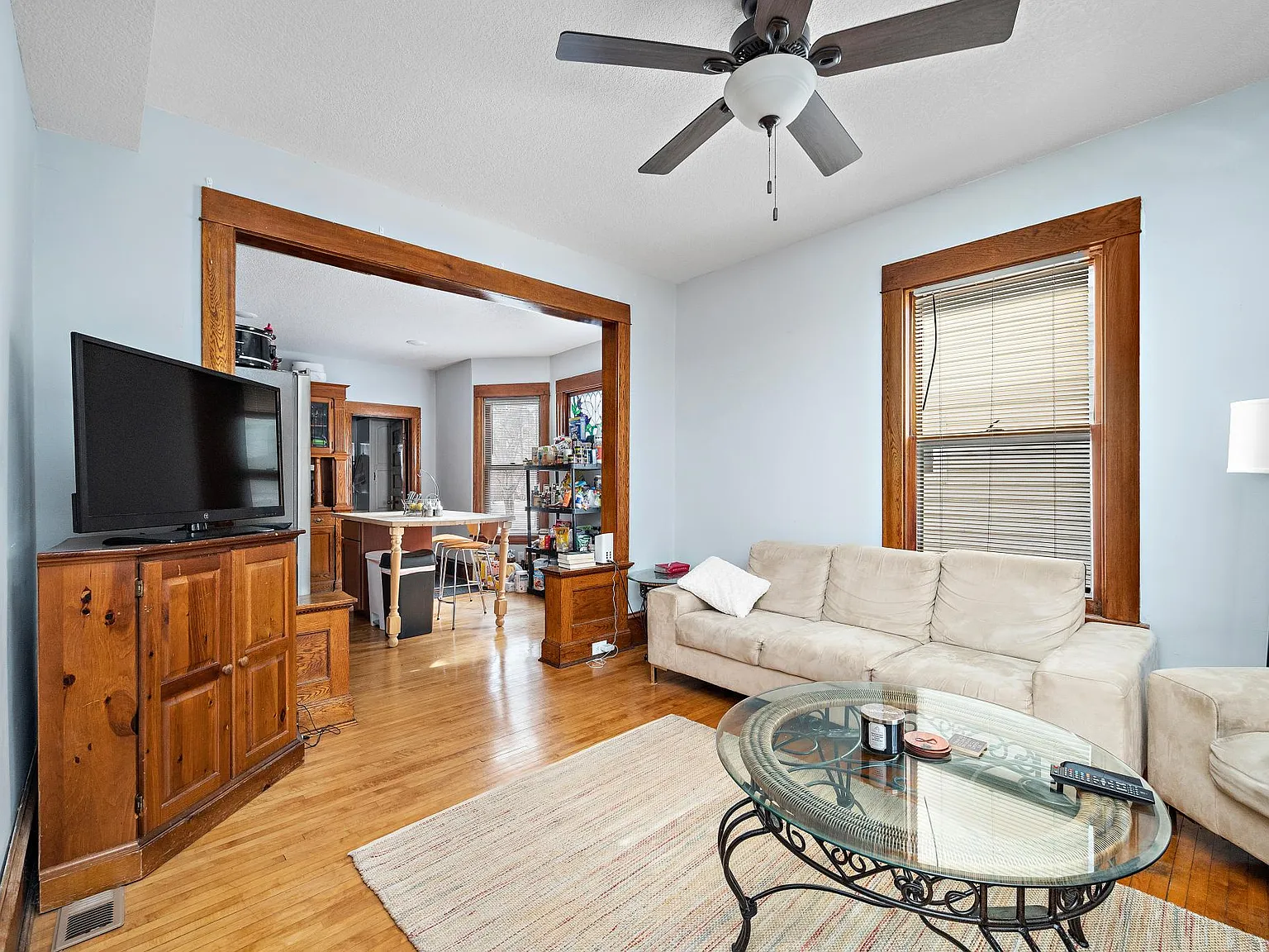 5 bed, 2000 sqft, $2,750 — Photo 2