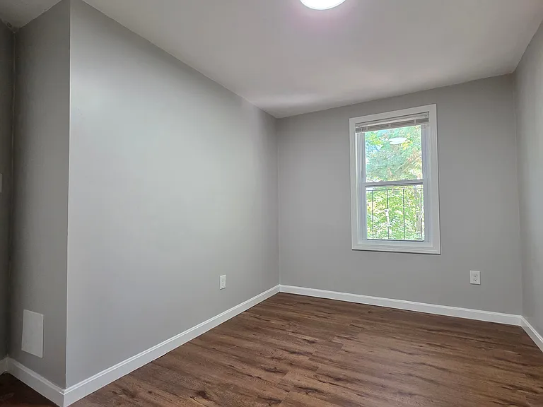  16 Larchmont Ave Townhouse 2b/1b Renovated Newfloors Catok Freshpaint — Photo 6
