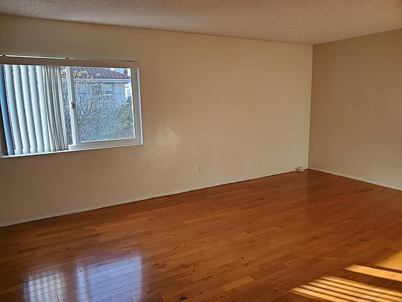 5th image of 24431 Hawthorne Blvd APT 4