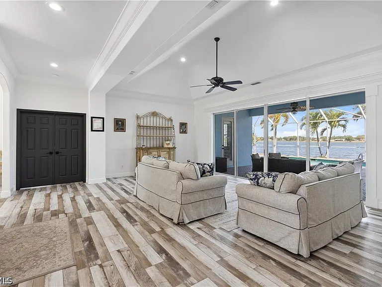 2202 Grove Dr — Photo 8