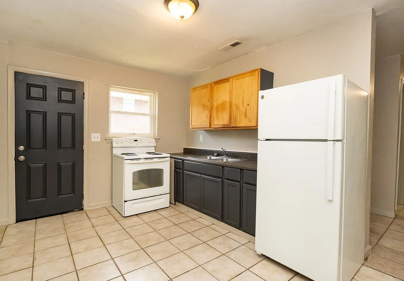 2 bed, 1.0 bath, 786 sqft, $895 — Photo 1