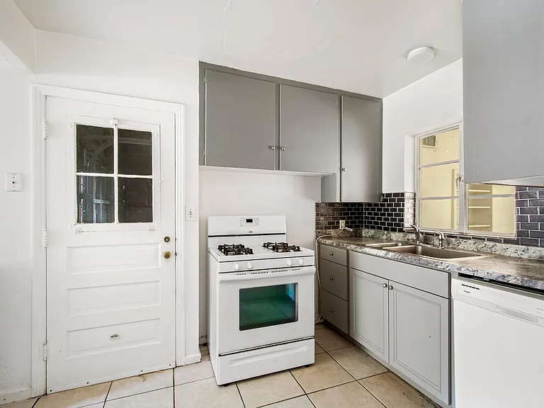 808 NW 20th Ter — Photo 10