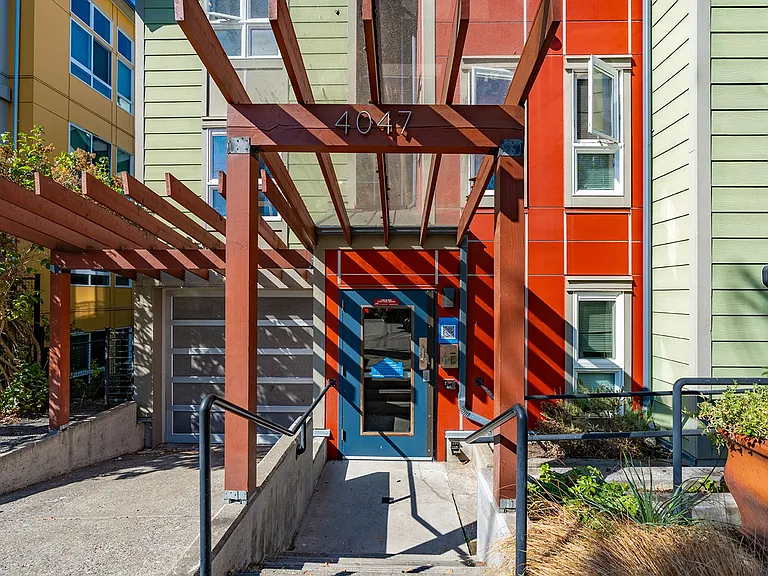 4047 8th Ave NE — Photo 23