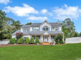 23 Plandome Pl, Selden, NY 11784