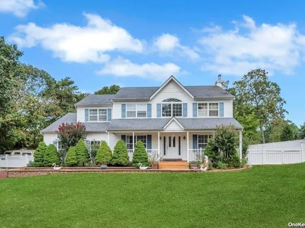 23 Plandome Pl, Selden, NY 11784