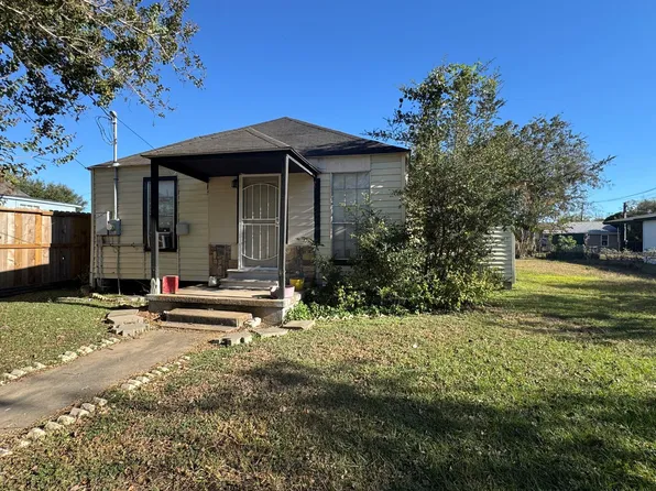 306 1st St, Eagle Lake, TX 77434