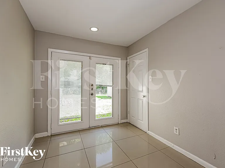 1217 Meadow Creek Dr — Photo 6