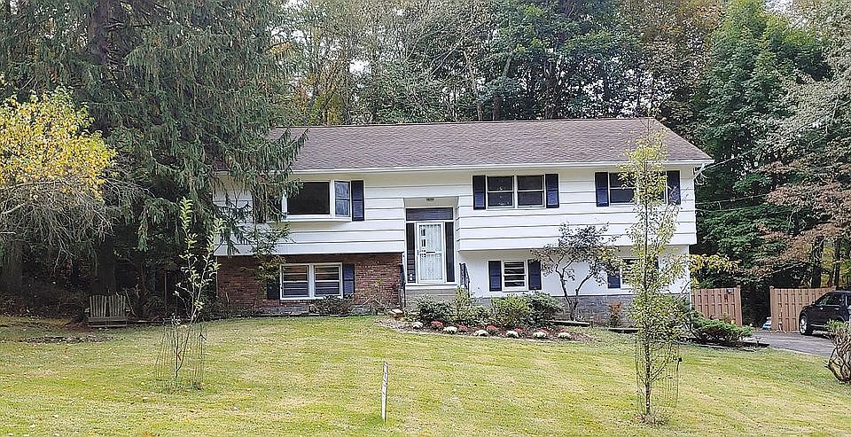 1st image of 388 Cedar Dr W