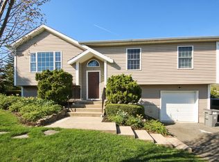 9 Paquin Ln, Spring Valley, NY 10977