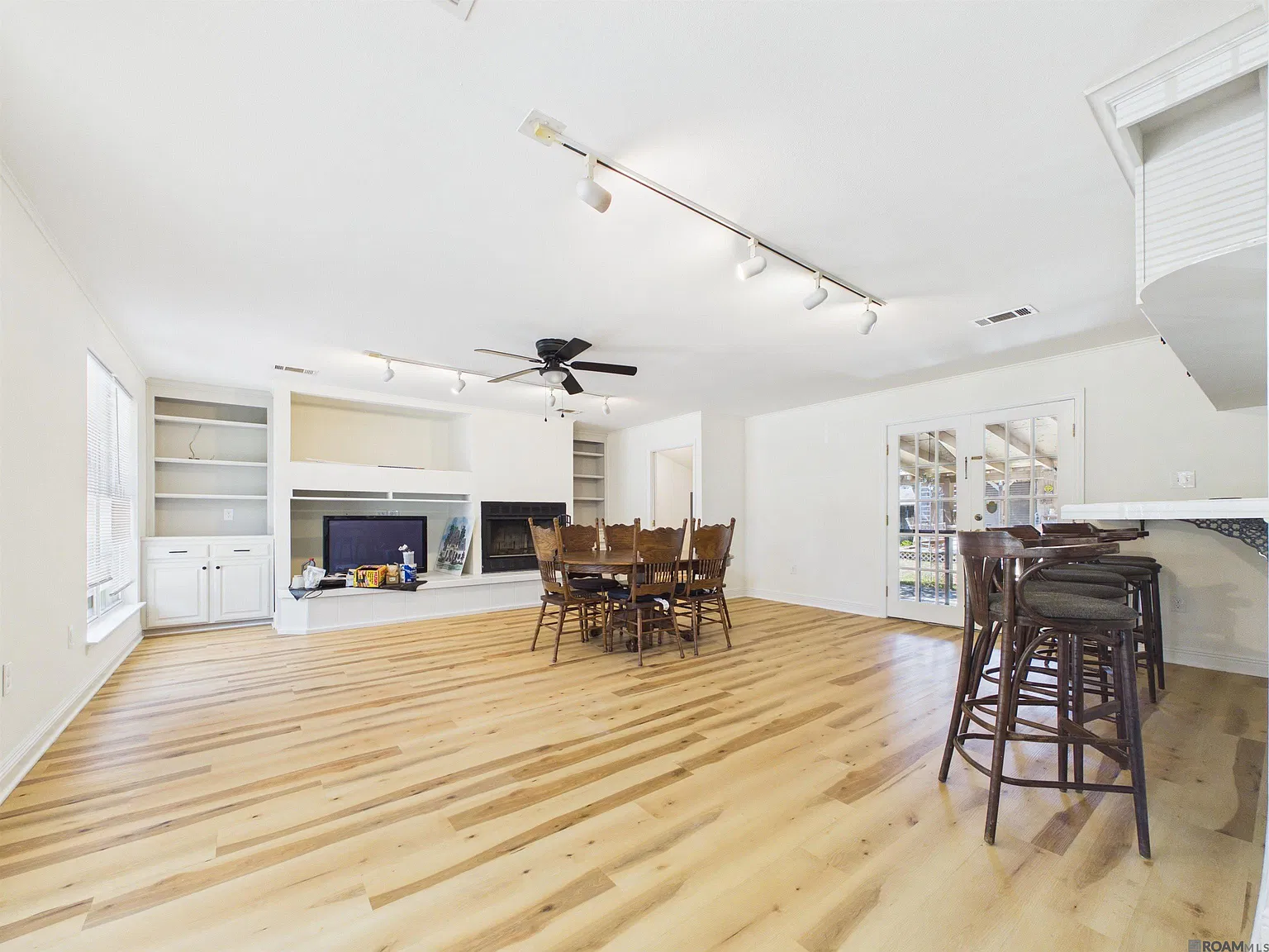 3 bed, 1305 sqft, $1,875 — Photo 2