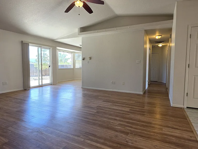 438 Mountainside Ln — Photo 7