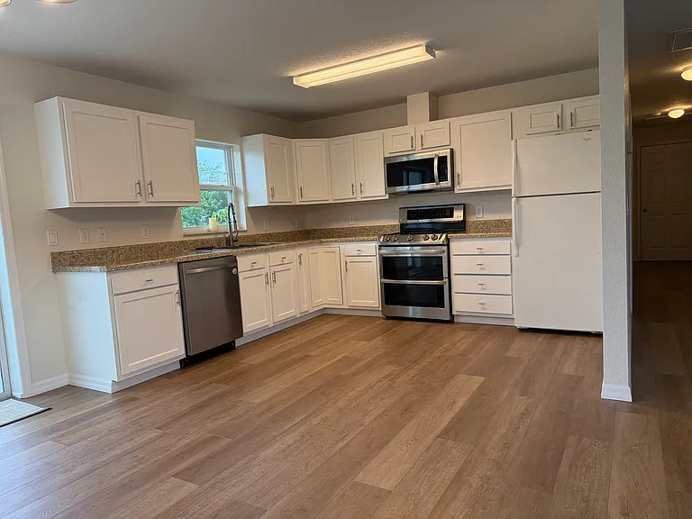 140 Flanders St — Photo 3