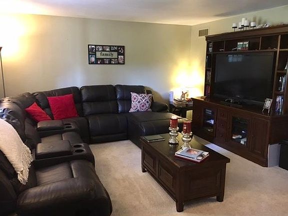 4th image of 204 Woodbury Dr