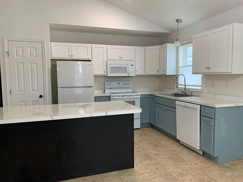 3 bed, 1232 sqft, $2,000 — Photo 2