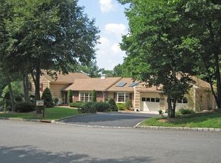 40 Lakeview Dr, Morris Plains, NJ 07950