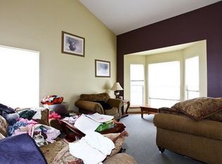 528 Suncrest Ct, Aurora, IL 60506