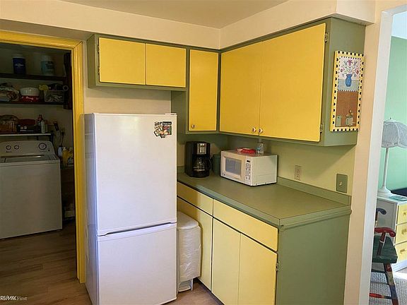 5th image of 225 Saint Clair St