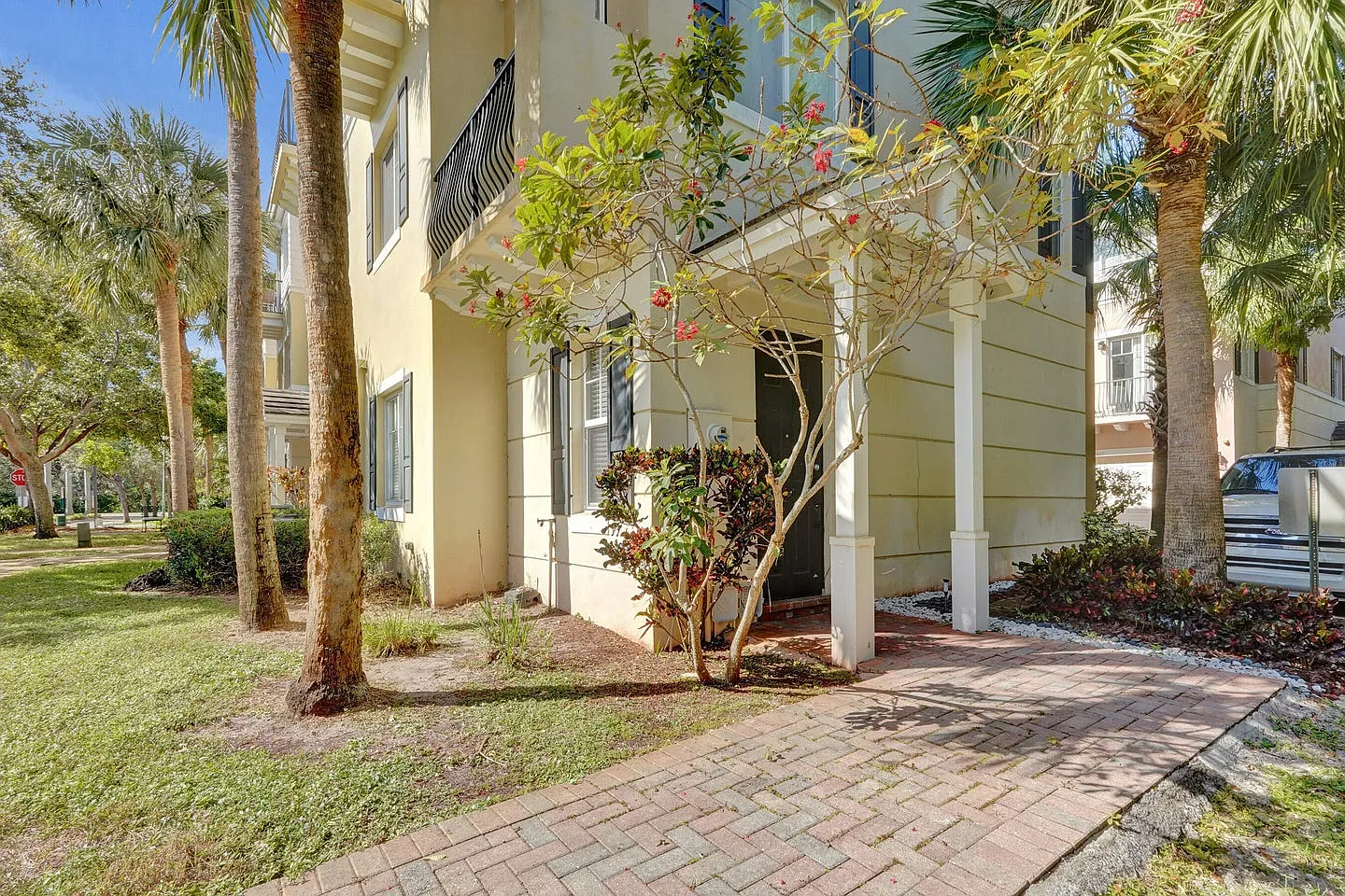 3 bed, 3.5 bath, 1957 sqft, $4,500 — Photo 2