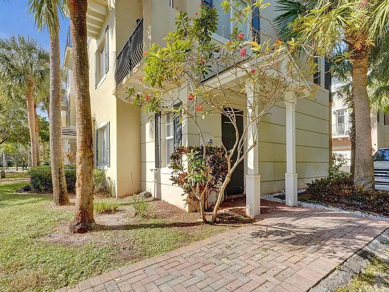 3600 NW 5th Ter — Photo 2