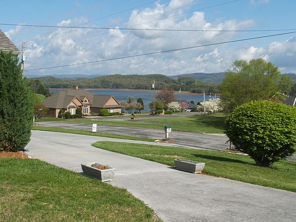 2nd image of 2593 Lakemont Cir