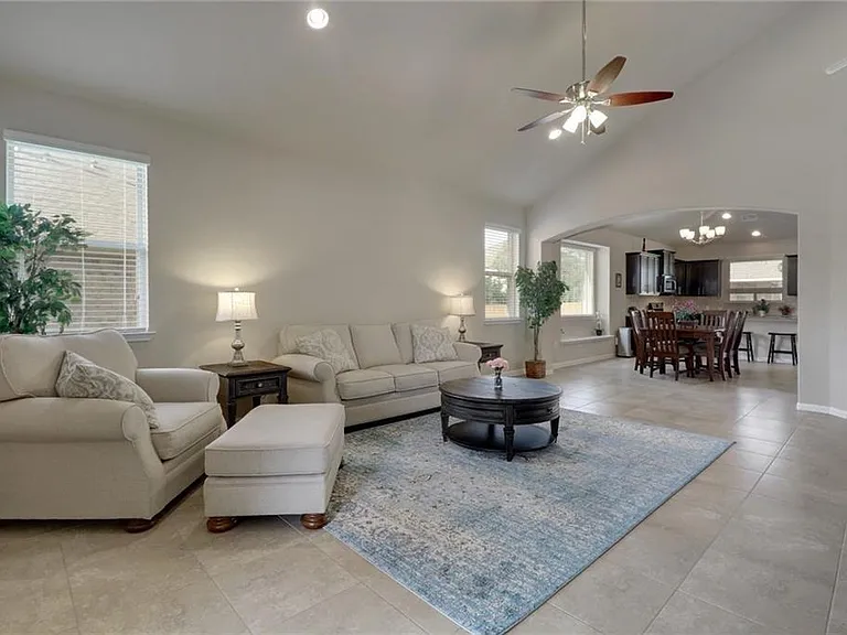 2433 Lyla Ln — Photo 4