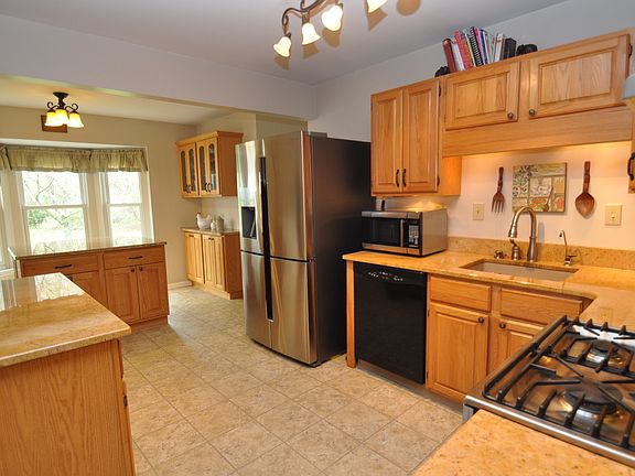 3rd image of 99 Jennifer Ln