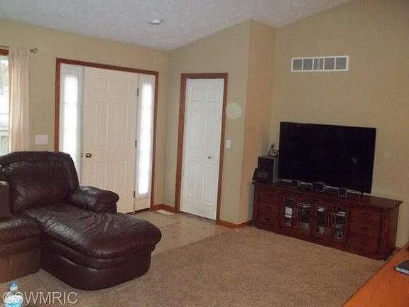 4th image of 22823 Grandeur Ave