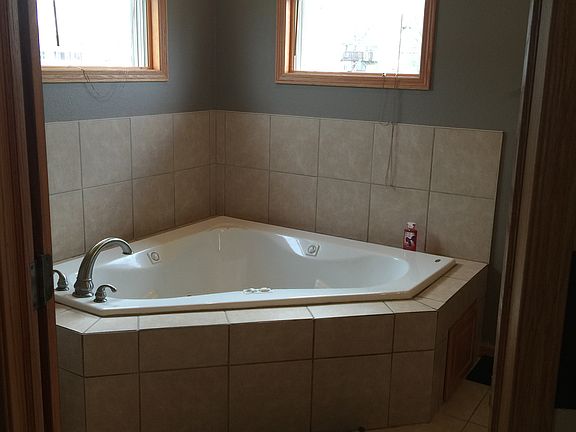 Jacuzzi tub in Master bath