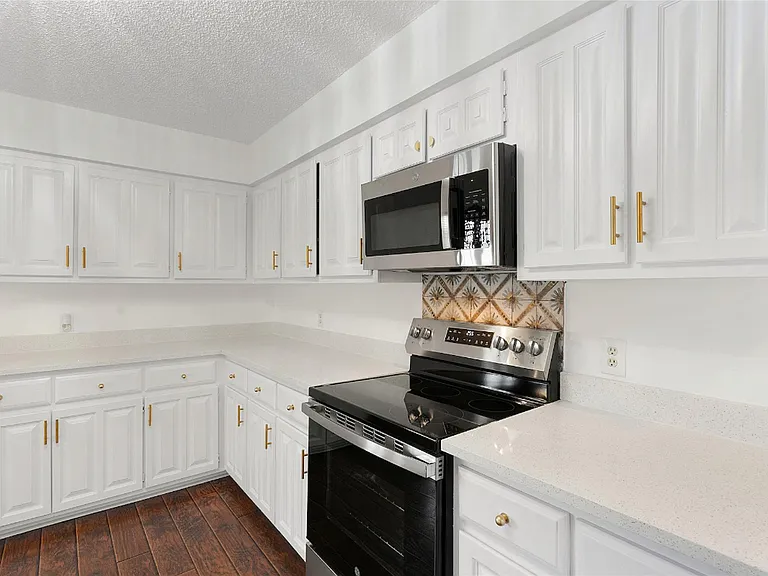 21205 National Dr — Photo 6