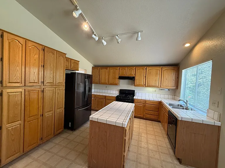 696 Harvard Ct — Photo 8