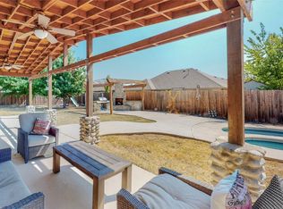1016 Summit Dr, Justin, TX 76247