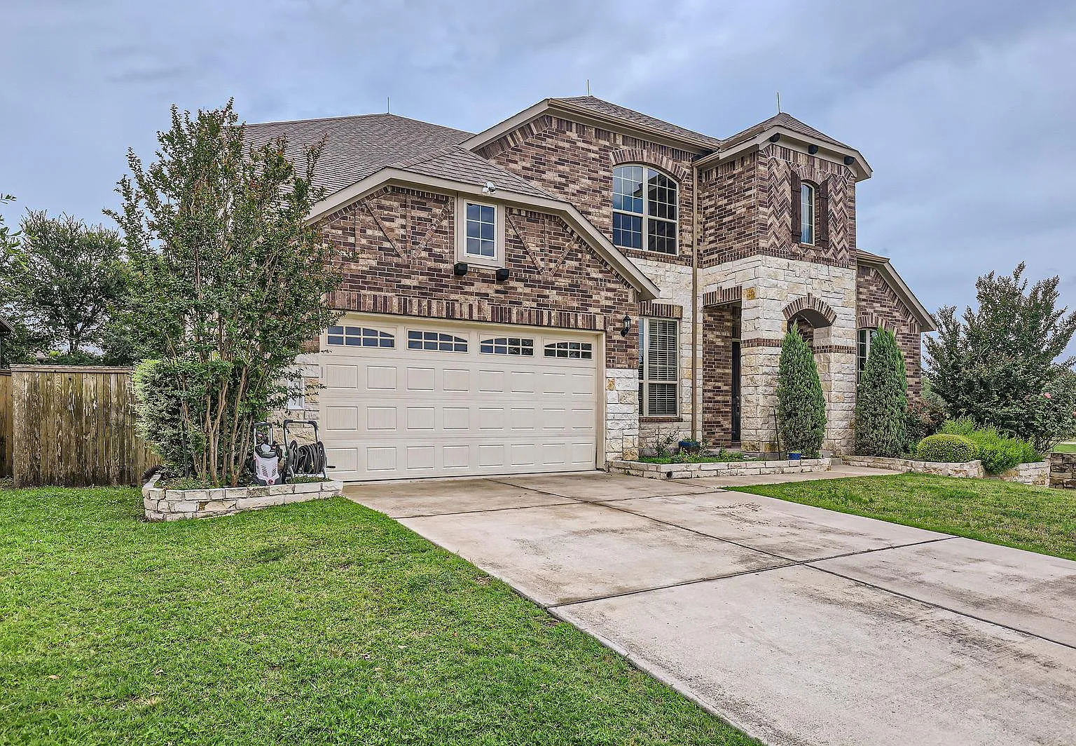 5 bed, 4.0 bath, 3879 sqft, $4,250 — Photo 2