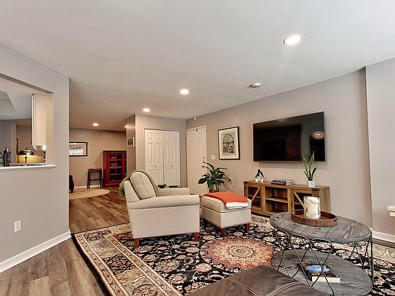 3rd image of 504 Calumet Ct